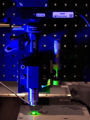 Setup for two-photon photopolymerization and material processing using femtosecond laser pulses Setup for two-photon photopolymerization and material processing using femtosecond laser pulses