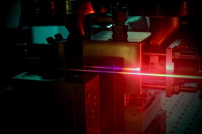 By focusing the light moderately with a lens of long focal distance a plasma channel is formed. The generated colourful supercontinuum extends over the entire visible range. Photo: Dr. M. van Mörbeck-Bock By focusing the light moderately with a lens of long focal distance a plasma channel is formed. The generated colourful supercontinuum extends over the entire visible range. Photo: Dr. M. van Mörbeck-Bock